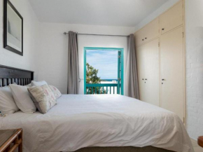 Beachfront apartment with sea views - Families only